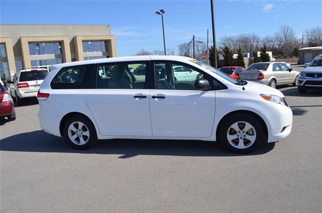 Toyota Sienna 2012 photo 1