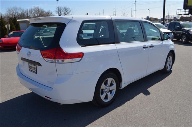 Toyota Sienna 2012 photo 2