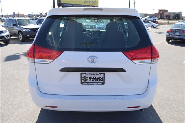 Toyota Sienna 2012 photo 3