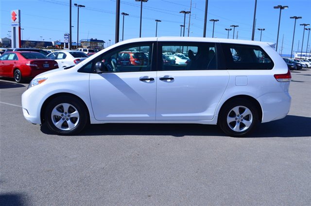 Toyota Sienna 2012 photo 5