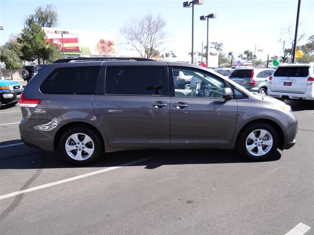 Toyota Sienna 2012 photo 1