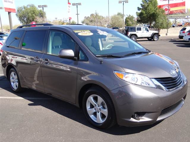 Toyota Sienna 2012 photo 2