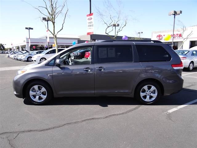 Toyota Sienna 2012 photo 3