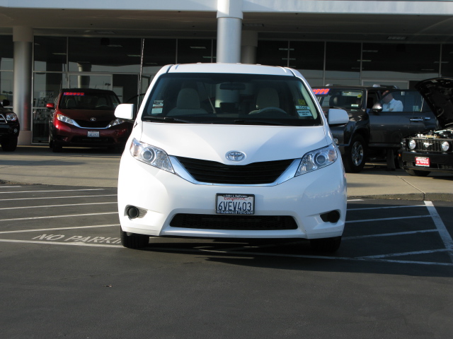 Toyota Sienna 2012 photo 2