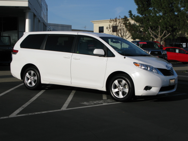 Toyota Sienna 2012 photo 3