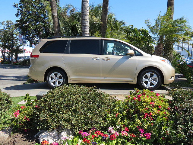 Toyota Sienna 2012 photo 2
