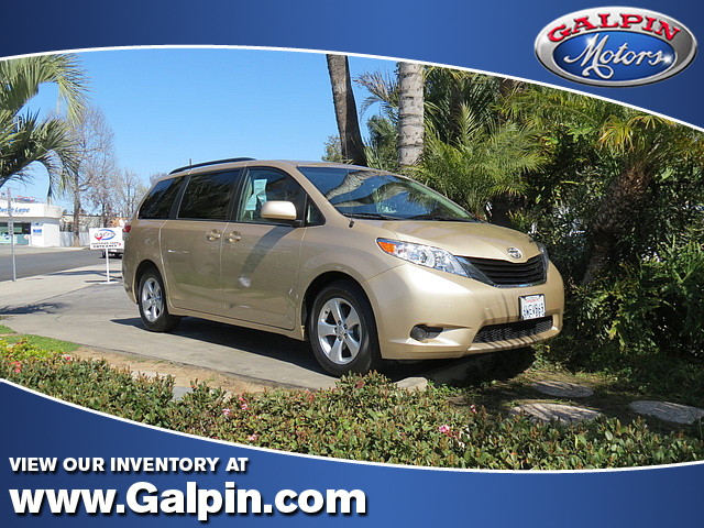 Toyota Sienna 2012 photo 3
