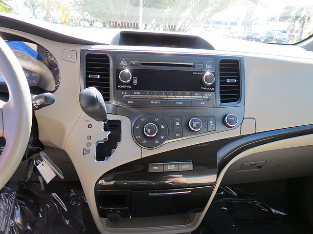 Toyota Sienna 2012 photo 4