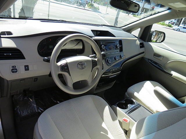 Toyota Sienna 2012 photo 5