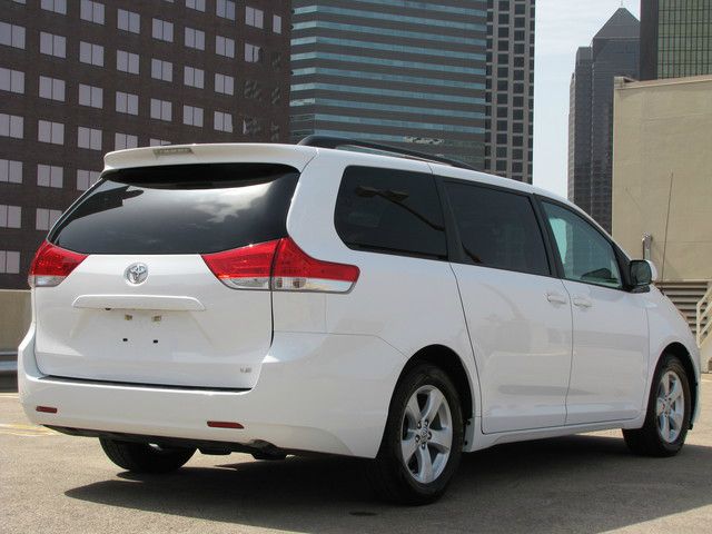 Toyota Sienna 2012 photo 2