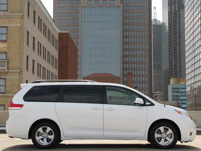 Toyota Sienna 2012 photo 4