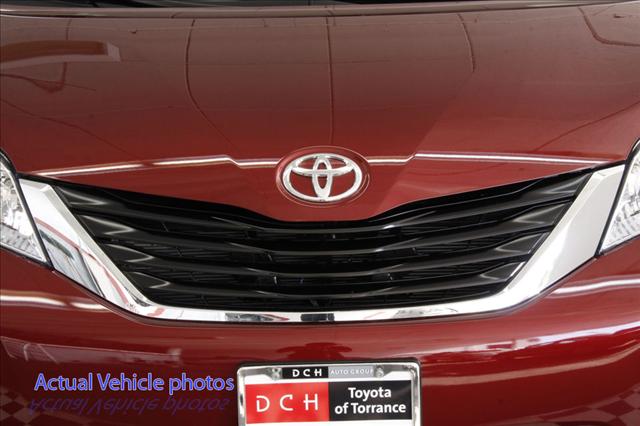 Toyota Sienna 2012 photo 2