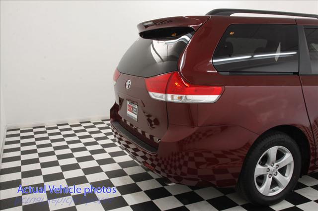 Toyota Sienna 2012 photo 4