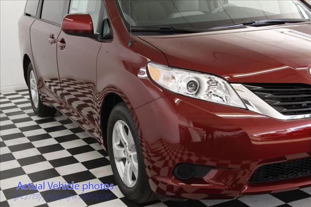 Toyota Sienna 2012 photo 5