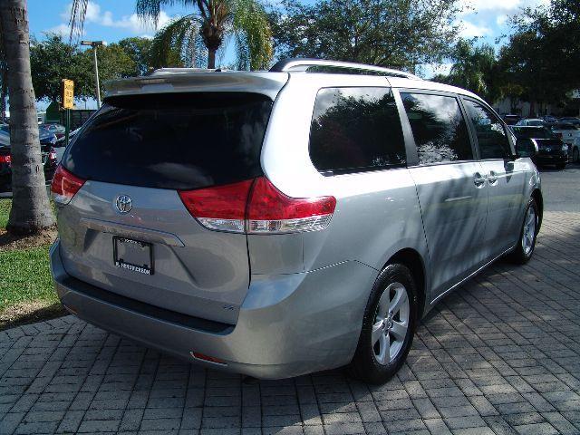 Toyota Sienna 2012 photo 1