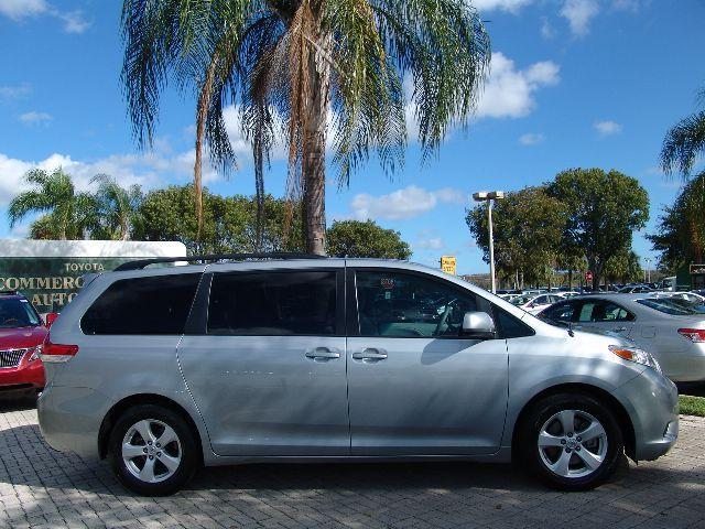 Toyota Sienna 2012 photo 2