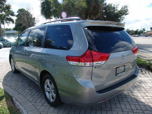 Toyota Sienna 2012 photo 3