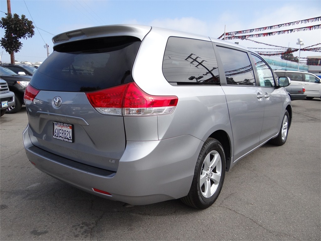 Toyota Sienna 2012 photo 1