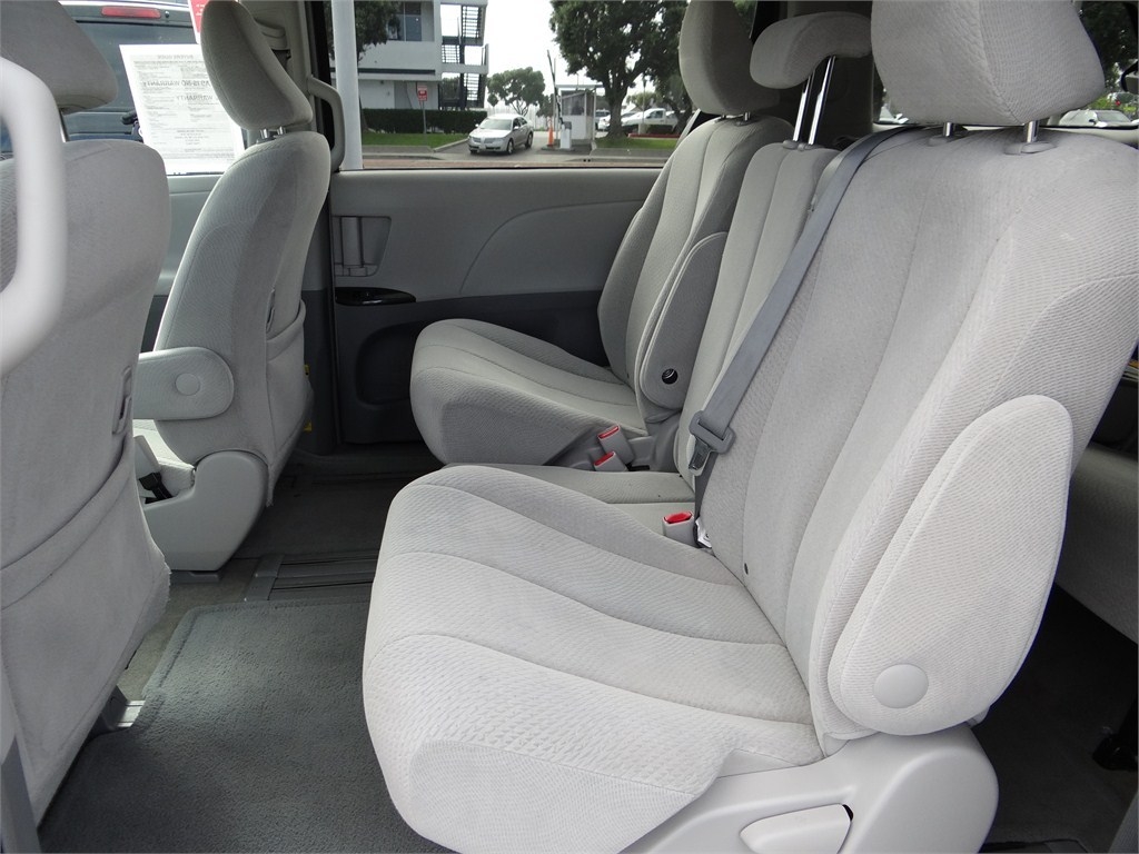 Toyota Sienna 2012 photo 2