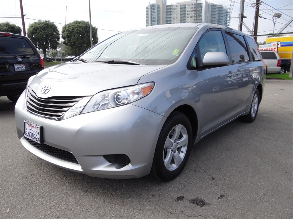 Toyota Sienna 2012 photo 3