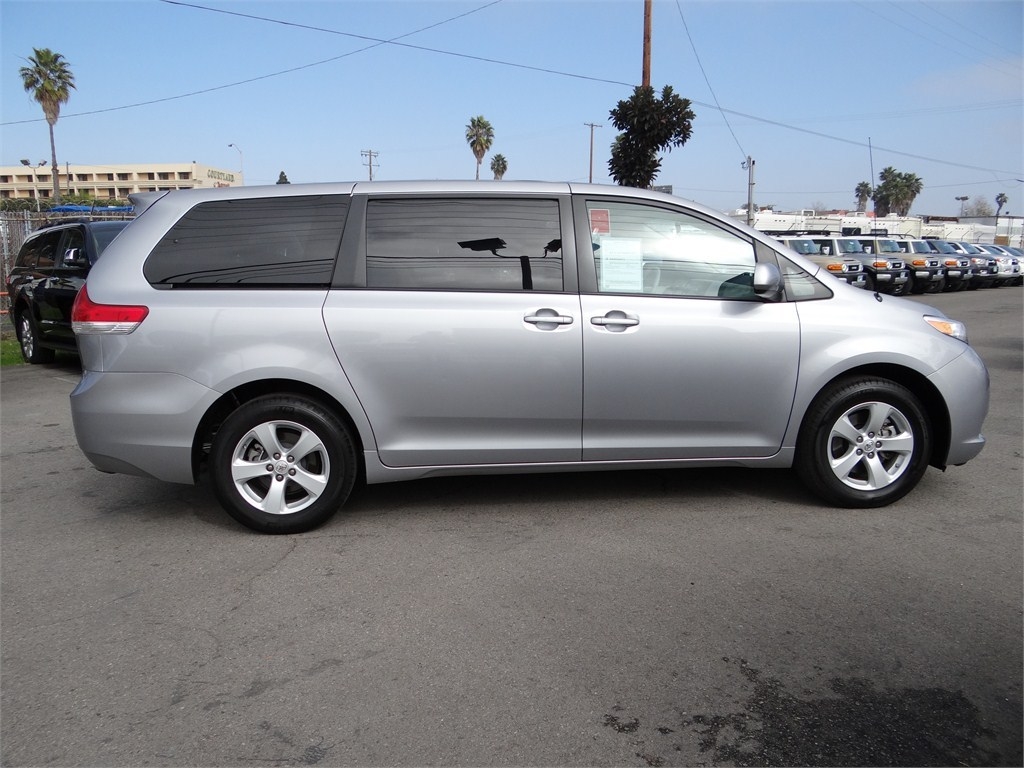 Toyota Sienna 2012 photo 4