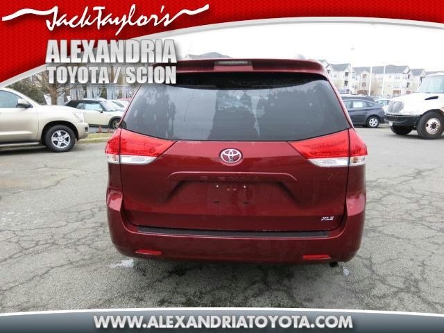 Toyota Sienna 2012 photo 3