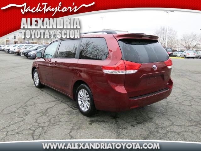 Toyota Sienna 2012 photo 4