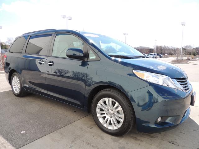 Toyota Sienna 2012 photo 1