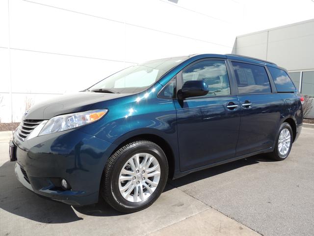 Toyota Sienna 2012 photo 2