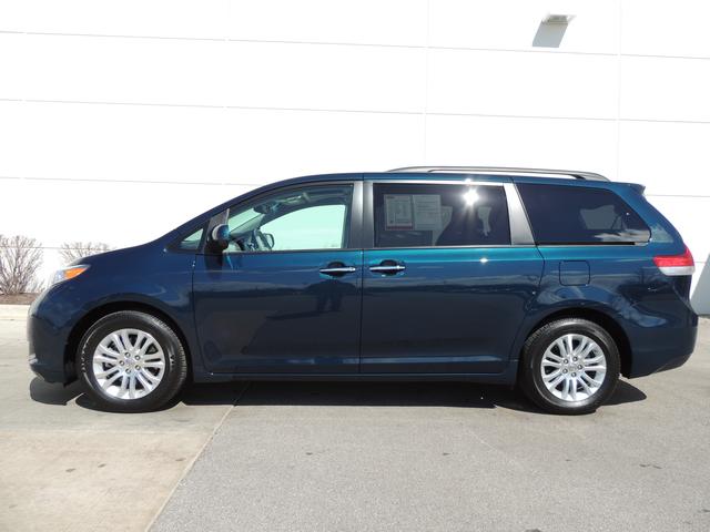 Toyota Sienna 2012 photo 3