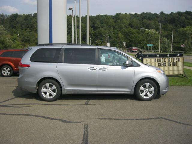 Toyota Sienna 2012 photo 1