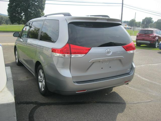 Toyota Sienna 2012 photo 2