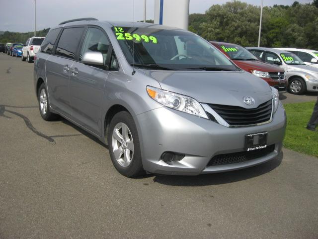 Toyota Sienna 2012 photo 3