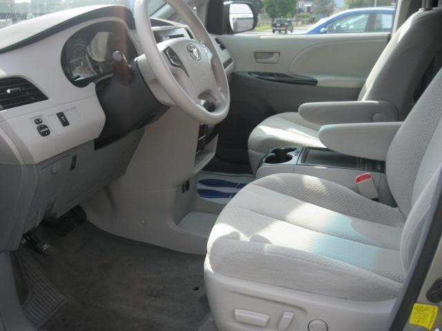 Toyota Sienna 2012 photo 5
