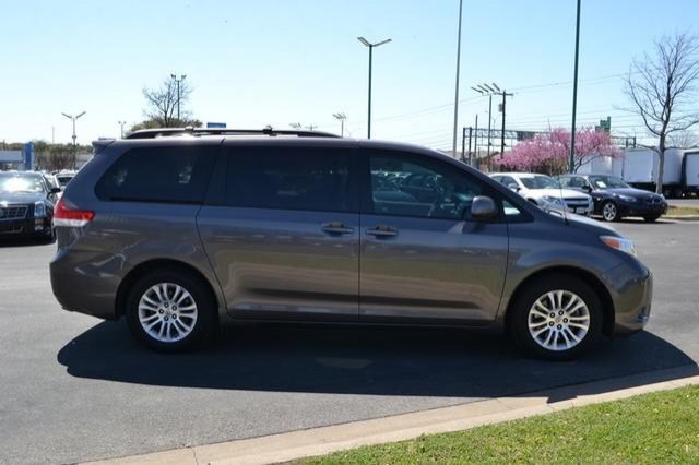 Toyota Sienna 2012 photo 1