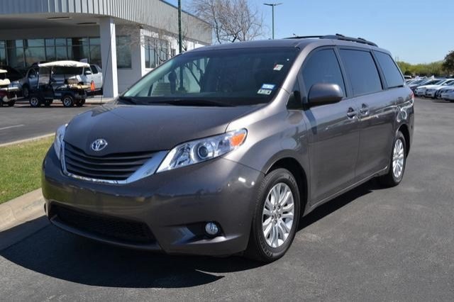 Toyota Sienna 2012 photo 2