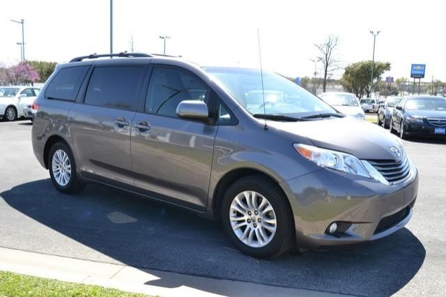 Toyota Sienna 2012 photo 3
