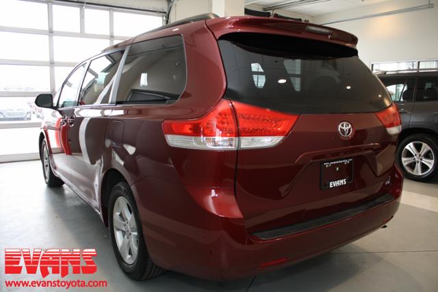 Toyota Sienna 2012 photo 2
