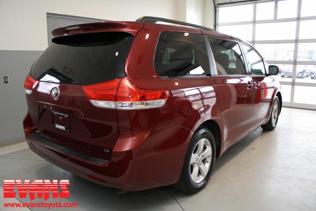 Toyota Sienna 2012 photo 4