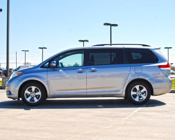 Toyota Sienna 2012 photo 3