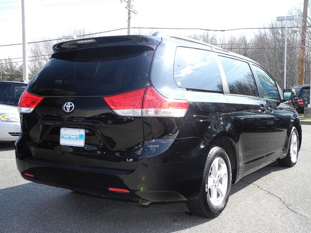 Toyota Sienna 2012 photo 3