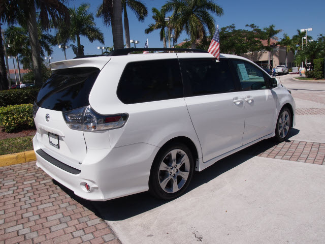 Toyota Sienna 2012 photo 5