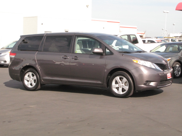 Toyota Sienna 2012 photo 1