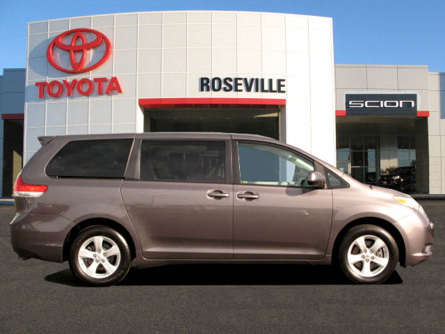 Toyota Sienna 2012 photo 2
