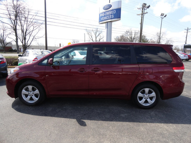 Toyota Sienna 2012 photo 1