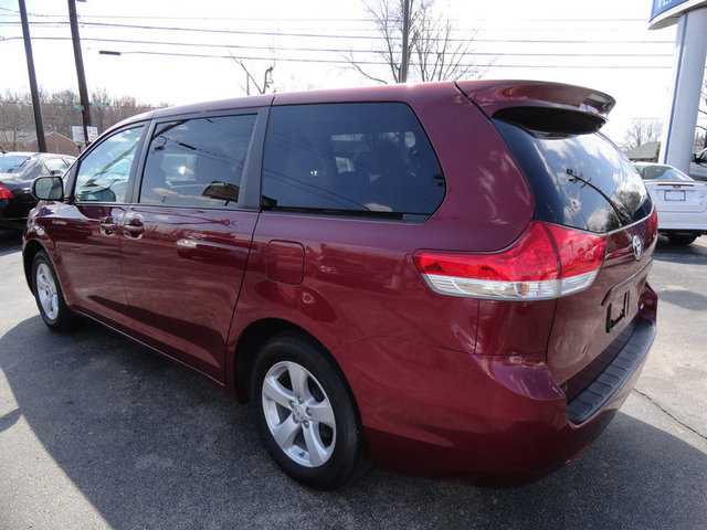 Toyota Sienna 2012 photo 2