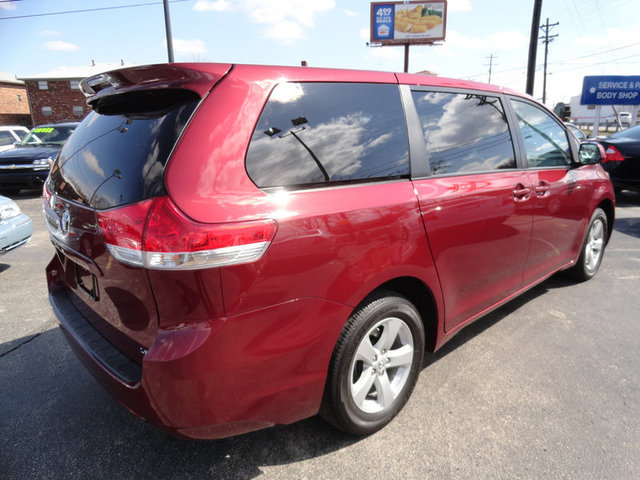 Toyota Sienna 2012 photo 4