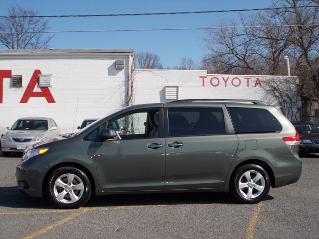 Toyota Sienna 2012 photo 1