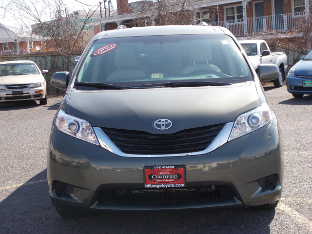 Toyota Sienna 2012 photo 2