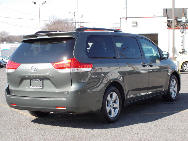 Toyota Sienna 2012 photo 3